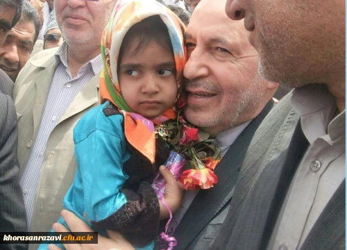 دیدار وزیر ]موزش وپرورش با خانواده معلم فداکار