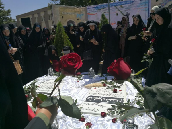 مزار شهدای دانشگاه فرهنگیان توسط دانشجومعلمان گلباران شد