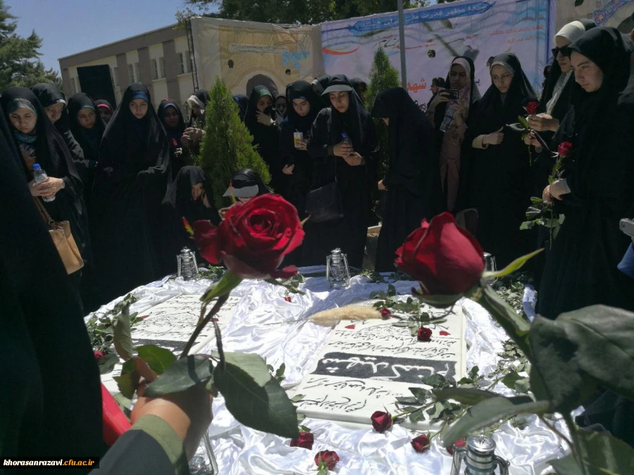 مزار شهدای دانشگاه فرهنگیان توسط دانشجومعلمان گلباران شد