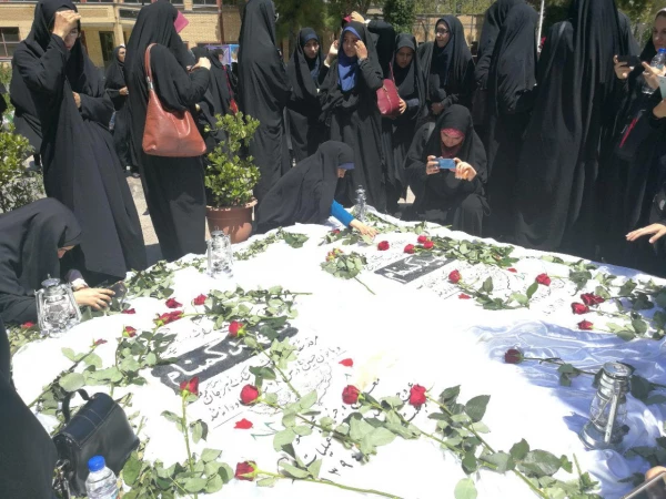 مزار شهدای دانشگاه فرهنگیان توسط دانشجومعلمان گلباران شد