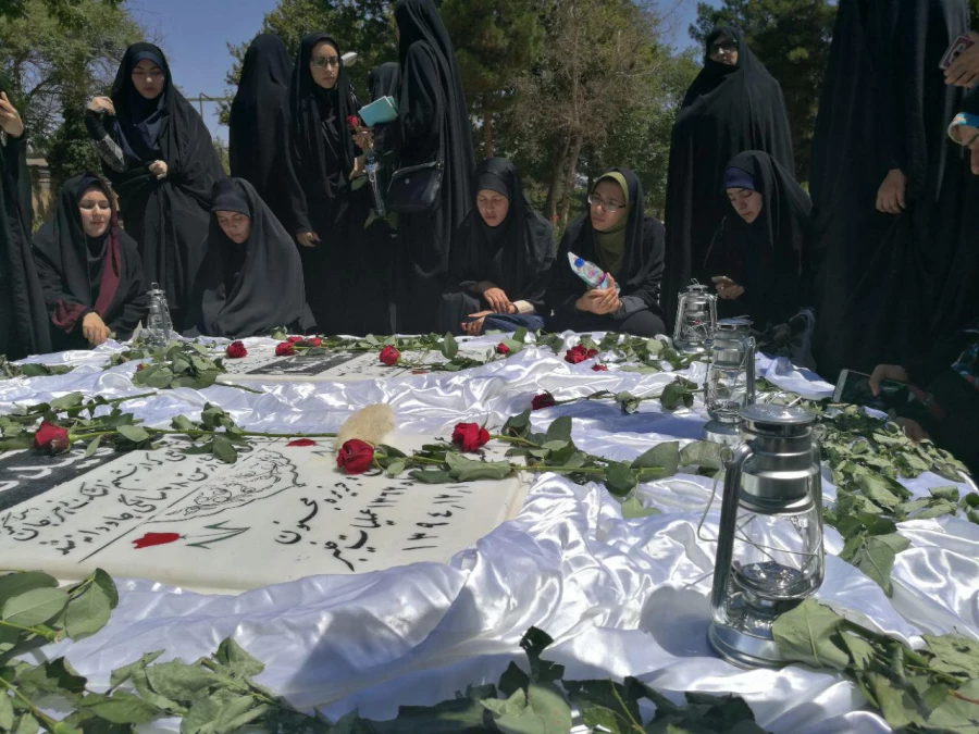 مزار شهدای دانشگاه فرهنگیان توسط دانشجومعلمان گلباران شد