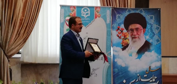 تعهد کاری و ارتقا سطح علم  و دانش یک کارمند نمونه می سازد