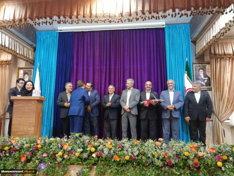 مدیر نمونه کشوری منتخب از دانشگاه فرهنگیان خراسان رضوی:

تعهد کاری و ارتقا سطح علم  و دانش یک کارمند نمونه می سازد 3