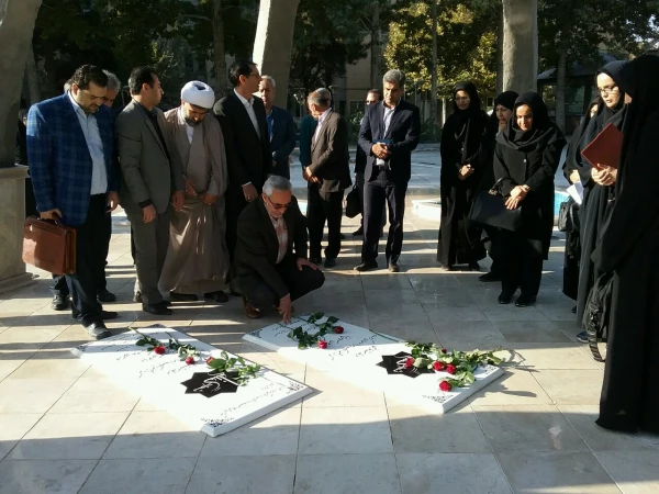 شرکت کنندگان در دوره های آموزشی کشوری به مقام شهدا اداری احترام کردند 2