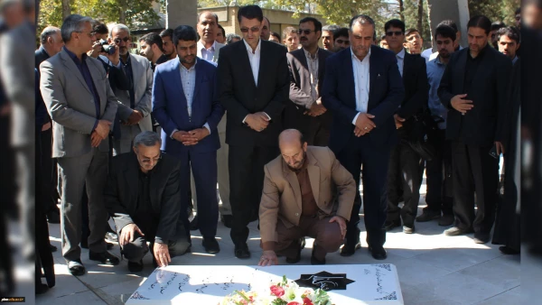 با حضور مسئولان دانشگاه فرهنگیان و شهرداری مشهد
مراسم ادای احترام به شهدای گمنام مدفون در پردیس شهید بهشتی برگزار شد