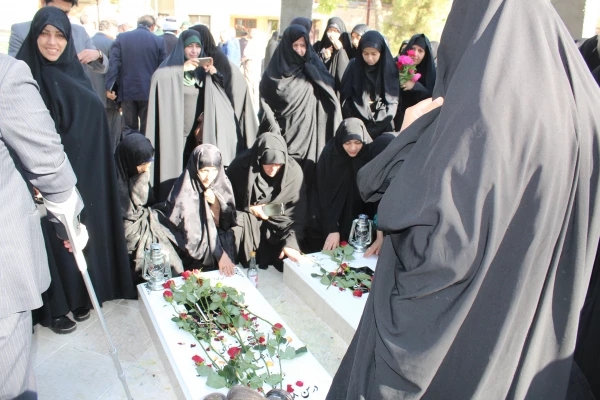 همزمان با هفته دفاع مقدس برگزار شد
آیین غبارروبی گلزار شهدای گمنام پردیس شهید بهشتی دانشگاه فرهنگیان خراسان رضوی 2