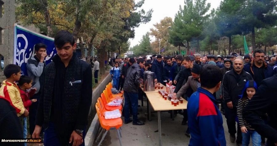 به همت دانشجویان دانشگاه فرهنگیان واحد دانشور نیشابور  و همگام با عزاداران و محبین سید الشهدا (ع) برگزار شد :
آیین پیاده روی در اربعین حسینی و پذیرایی از کاروان عاشقان حضرت اباعبدالله الحسین (ع)