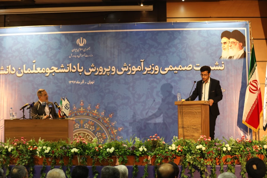 وزیر آموزش و پرورش در دیدار با دانشجو معلمان دانشگاه فرهنگیان:
دانشجومعلمان اعضای فرهیخته آموزش و پرورش و خانواده بزرگ تعلیم و تربیت هستند 3