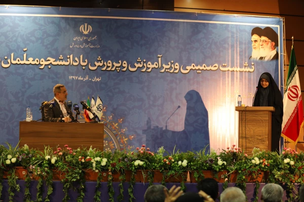 وزیر آموزش و پرورش در دیدار با دانشجو معلمان دانشگاه فرهنگیان:
دانشجومعلمان اعضای فرهیخته آموزش و پرورش و خانواده بزرگ تعلیم و تربیت هستند 4