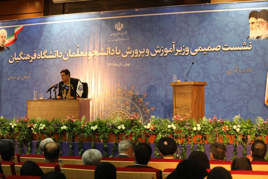 رییس دانشگاه فرهنگیان در مراسم روز دانشجو در پردیس شهید چمران:
معلم آسمان یک جامعه است و هم صحبتی با آسمان ها مایه سربلندی است 2