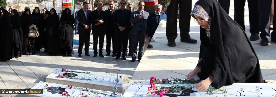 ادای احترام شرکت کنندگان در گردهمایی سراسری رویش به مقام والای شهدا