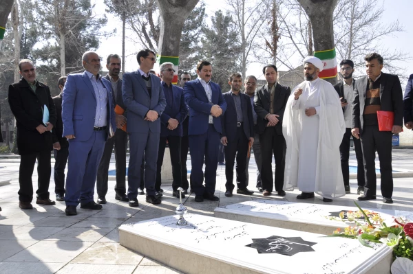 مراسم ادای احترام به شهدا با حضور عاملان مالی و مدیران امور اداری دانشگاه فرهنگیان کشور