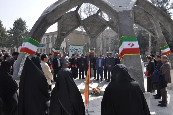 مراسم ادای احترام به شهدا با حضور عاملان مالی و مدیران امور اداری دانشگاه فرهنگیان کشور