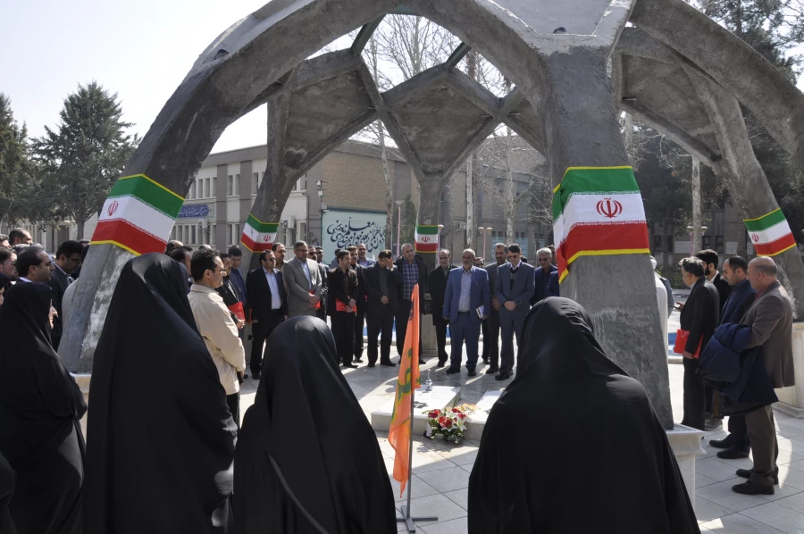 مراسم ادای احترام به شهدا با حضور عاملان مالی و مدیران امور اداری دانشگاه فرهنگیان کشور