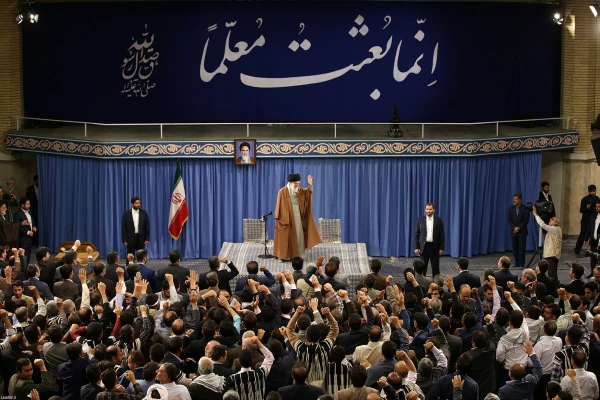 رهبر معظم انقلاب اسلامی در دیدار هزاران نفر از معلمان و فرهنگیان سراسر کشور:
ملت متحد باشد توطئه های دشمن به ضرر خود او تمام خواهد شد
 2