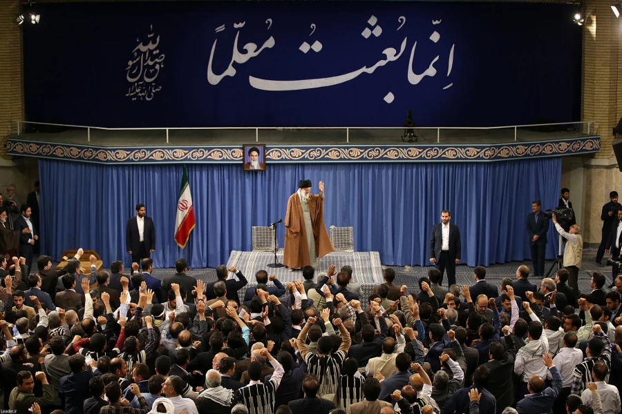 رهبر معظم انقلاب اسلامی در دیدار هزاران نفر از معلمان و فرهنگیان سراسر کشور:
ملت متحد باشد توطئه های دشمن به ضرر خود او تمام خواهد شد
 2