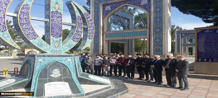به مناسبت هفته بزرگداشت مقام معلم
حضور دانشجو معلمان و مسئولین دانشگاه فرهنگیان سبزوار در مزار شهدای این شهرستان
