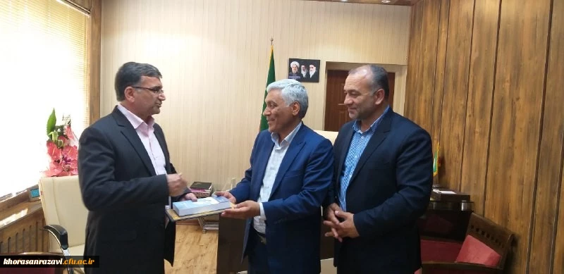 در حاشیه دیدار سرپرست دانشگاه فرهنگیان سبزوار با مدیر کل آموزش و پرورش استان خراسان رضوی
اعطای تقدیر نامه رئیس دانشگاه فرهنگیان کشور به دکتر خدابنده مدیر کل آموزش و پرورش استان خراسان رضوی