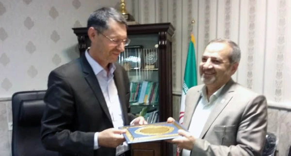 اعطای لوح تقدیر استاندار خراسان رضوی به عضو هیأت امنای دانشگاه فرهنگیان استان