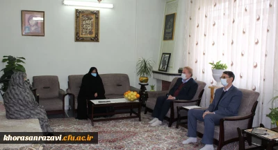 مدیر امورپردیس های دانشگاه فرهنگیان خراسان رضوی در دیدار با مادر شهید خورشیدی:

شهدا الگو و سرمشق ما در زندگی هستند