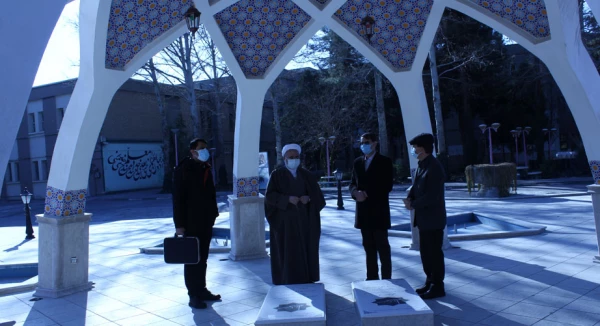 ادای احترام مشاور و نماینده وزیر آموزش و پرورش در امور دانشگاه فرهنگیان به شهدای گمنام پردیس شهید بهشتی دانشگاه فرهنگیان خراسان رضوی
