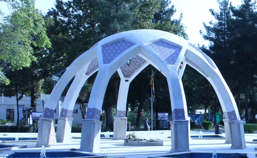 عطر افشانی و غباروبی مزار شهدای گمنام 