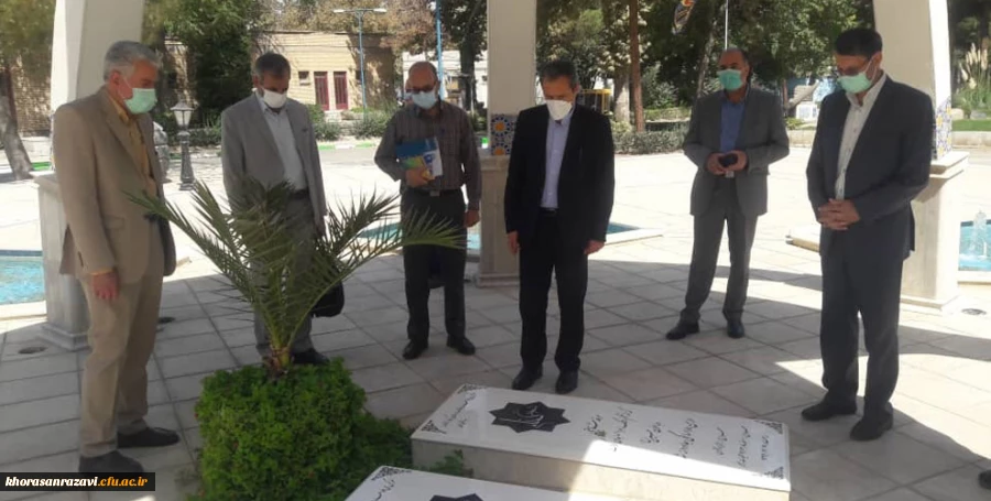 ادای احترام معاون پژوهشی و فناوری دانشگاه فرهنگیان به مقام والای شهدای پردیس شهید بهشتی مشهد