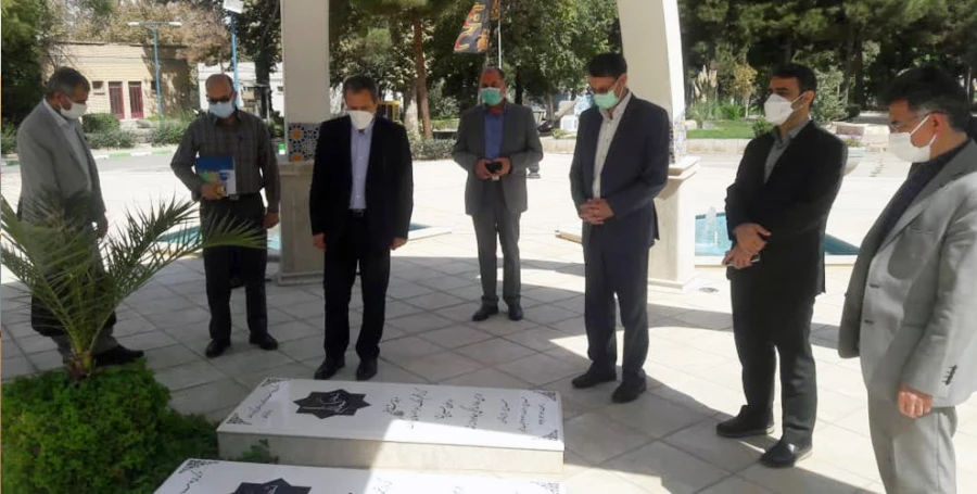 ادای احترام معاون پژوهشی و فناوری دانشگاه فرهنگیان به مقام والای شهدای پردیس شهید بهشتی مشهد 2