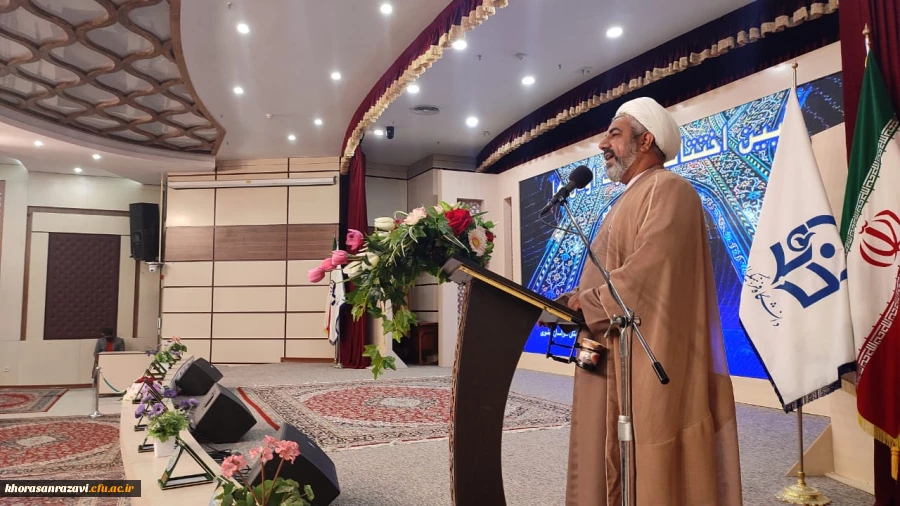 حقیقت علم و عالمی و معلمی از مسیر آستان بوسی اهل بیت می گذرد