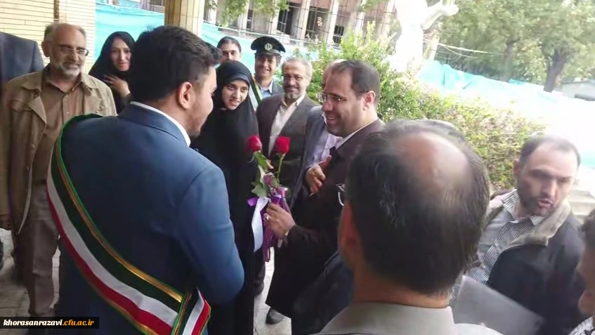 اهدای گل  به استادان و معلمان به مناسبت روز معلم