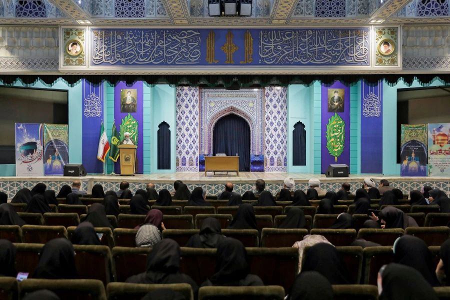 از امام رضا بخواهید، آقا ما را در راه انجام مسئولیت سنگین و حساس معلمی، یاری و کمک کن  3