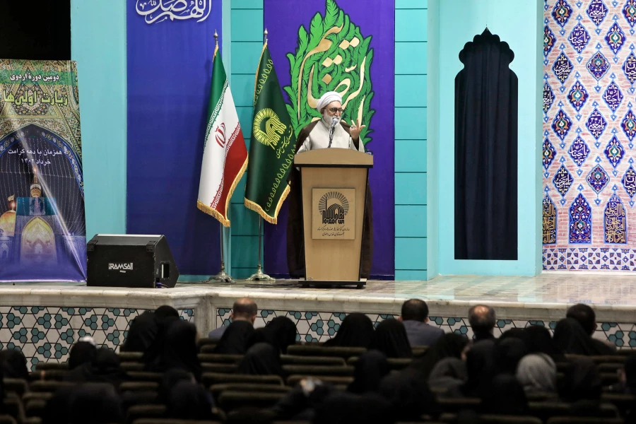 از امام رضا بخواهید، آقا ما را در راه انجام مسئولیت سنگین و حساس معلمی، یاری و کمک کن  13