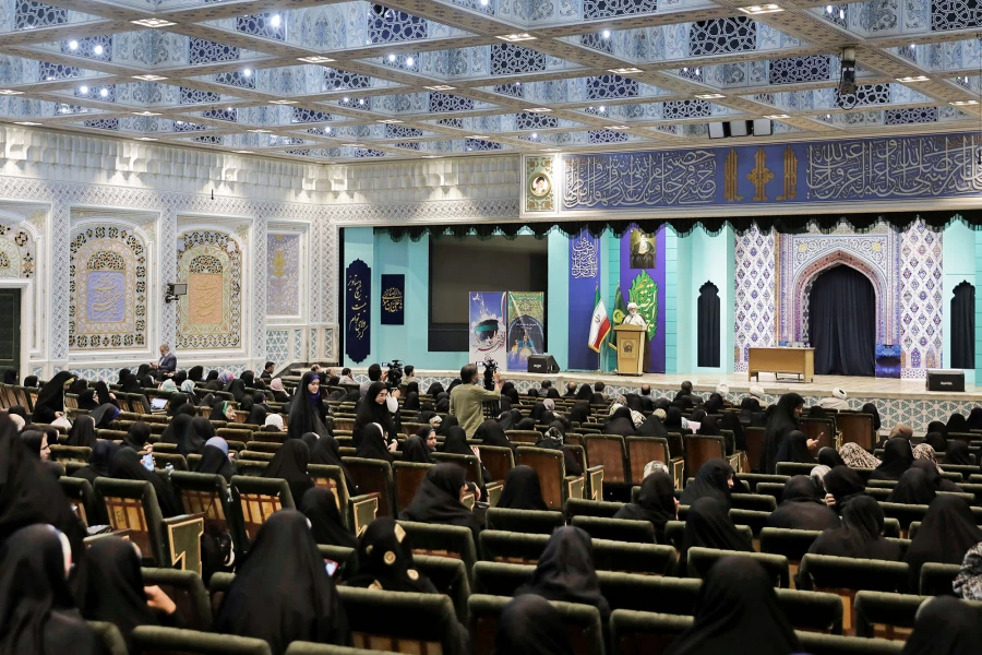 از امام رضا بخواهید، آقا ما را در راه انجام مسئولیت سنگین و حساس معلمی، یاری و کمک کن  14