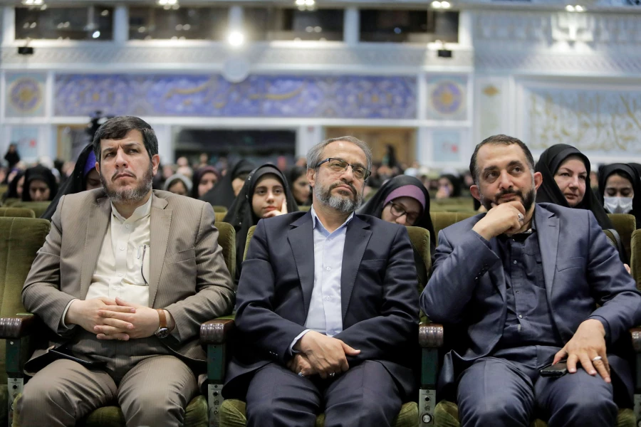 از امام رضا بخواهید، آقا ما را در راه انجام مسئولیت سنگین و حساس معلمی، یاری و کمک کن  16