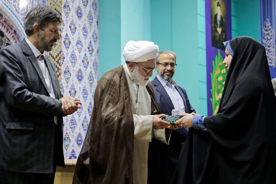 از امام رضا بخواهید، آقا ما را در راه انجام مسئولیت سنگین و حساس معلمی، یاری و کمک کن  17