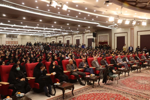 دانشجو سازنده جامعه است ولی این جریان سازندگی برای شما عزیزان دانشگاه فرهنگیان به مراتب قوی‎تر و واقعی‎تر است  6