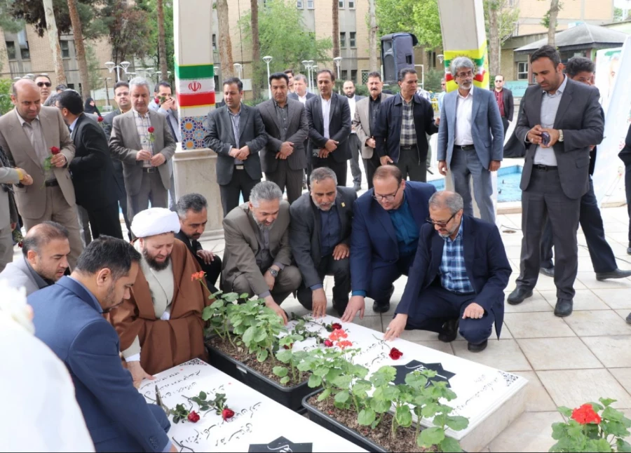 مراسم عطر افشانی و غبارروبی مزار شهدای گمنام به مناسبت گرامیداشت هفته معلم 3
