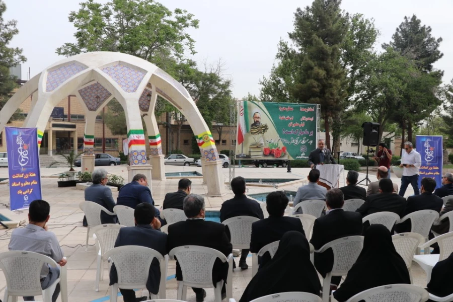 مراسم عطر افشانی و غبارروبی مزار شهدای گمنام به مناسبت گرامیداشت هفته معلم 5