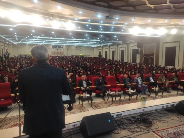 حضور رئیس دانشگاه فرهنگیان در مراسم اختتامیه سومین دورۀ زیارت اوّلی های دانشجومعّلمان خواهر سراسر کشور 4