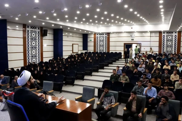 بزرگداشت هفته دفاع مقدس و یادواره ی شهیدان مقاومت و تجلیل از خانواده شهیدان کاظمی و براتی در دانشگاه فرهنگیان خراسان رضوی 

 2