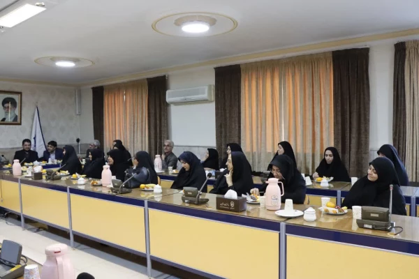 دفاع از هویت تربیت معلم، وظیفه ای است که از خودباوری درونی آغاز می شود و در همه موقعیت ها باید آن را پاس داشت 7