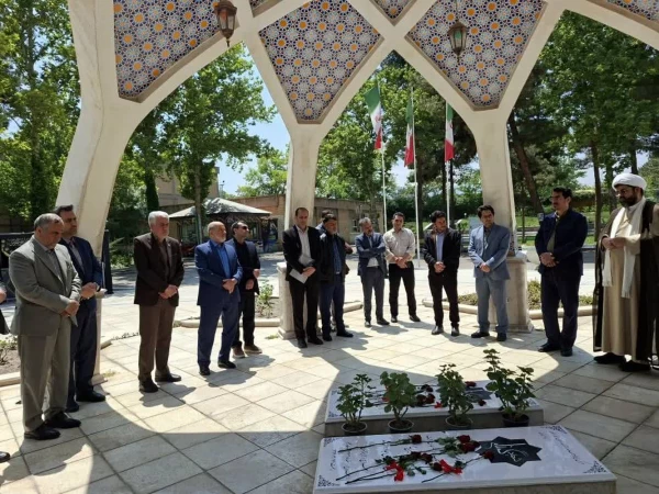 برگزاری مراسم ادای احترام به مقام شهدای گمنام همزمان باگرامیداشت هفته معلم و دهه سرآمدی آموزش در دانشگاه فرهنگیان خراسان رضوی

 5